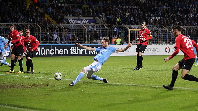 Das 1:0 für den Tabellenführer gegen den Letzten: Markus Ziereis trifft gegen Unterföhring, am Ende heißt es 2:0.