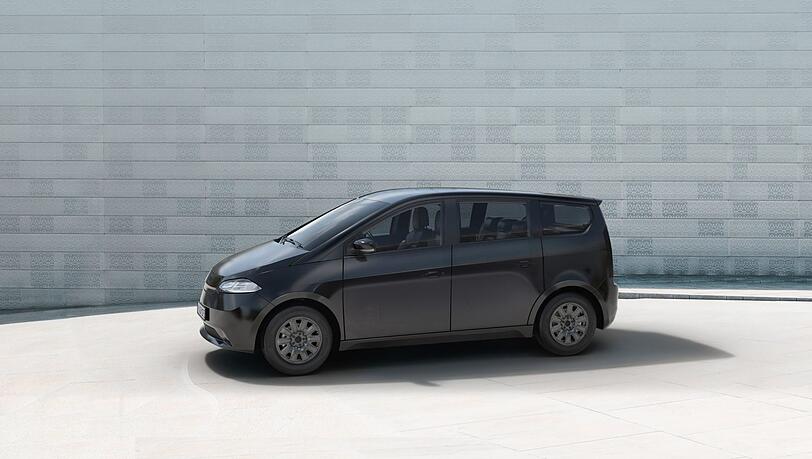 So sieht einer der beiden zugelassenen Prototypen aus. Er steht im Showroom von Sono Motors. Bis zu 255 Kilometer Reichweite verspricht Sono mit einer Batterieladung (35 kWh). So sieht einer der beiden zugelassenen Prototypen aus. Er steht im Showroom von Sono Motors. Bis zu 255 Kilometer Reichweite verspricht Sono mit einer Batterieladung (35 kWh).