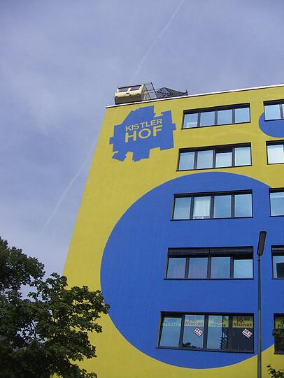 Doch je näher man dem schreiend gelb-blauen Haus ...