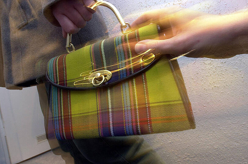 Der Frau wurde die Handtasche geklaut (Symbolbild).