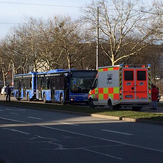 Am Donnerstagvormittag kam es zu einem heftigen Zusammenstoß zwischen einem Sattelzug und einem MVG-Bus.