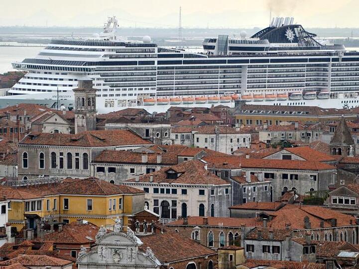 So groß für eine so kleine Stadt? Das Kreuzfahrtschiff "MSC Preziosa" navigiert im Canale della Giudecca in Venedig.