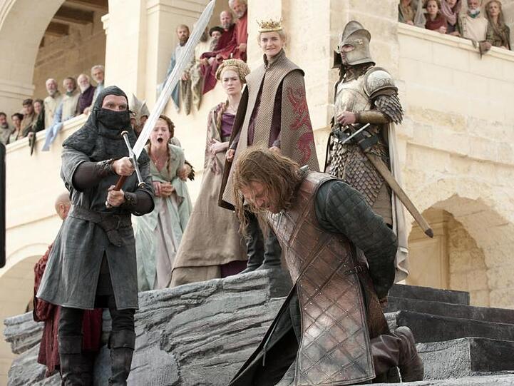 Lieber gemeinsam leiden: Harte Szenen bei Game of Thrones, wie die Enthauptung von Ned Stark, schaut man lieber in der Gruppe.