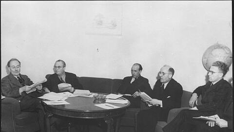 Kommunisten regieren in Bayern mit! Ministerratssitzung 1946, mit (von links nach rechts): Wilhelm Hoegner, Josef Seifried, Ludwig Ficker, Heinrich Schmitt, Georg Fischer.