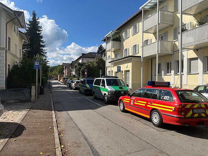 Die Straße und der Eingang zum Haus mit dem Wohnsitz des mutmaßlichen Täters in Starnberg sind gesperrt.