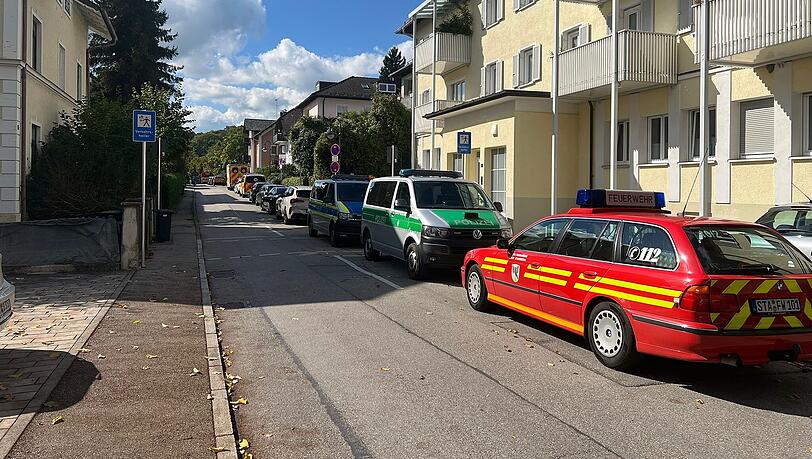 Die Straße und der Eingang zum Haus mit dem Wohnsitz des mutmaßlichen Täters in Starnberg sind gesperrt. Die Straße und der Eingang zum Haus mit dem Wohnsitz des mutmaßlichen Täters in Starnberg sind gesperrt.
