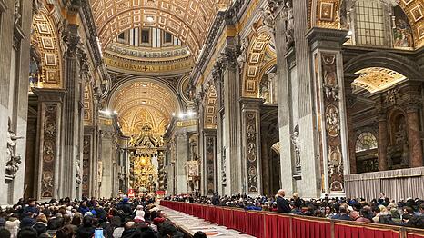 Auch im Petersdom fanden sich viele Gl&auml;ubige ein.