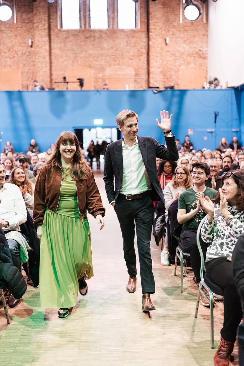 Die ehemalige Gr&uuml;nen-Chefin Ricarda Lang und Dominik Krause beantworten Fragen in einer vollen Freiheitshalle.