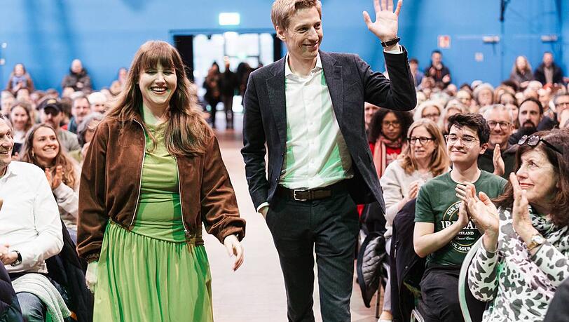 Die ehemalige Gr&uuml;nen-Chefin Ricarda Lang und Dominik Krause beantworten Fragen in einer vollen Freiheitshalle.