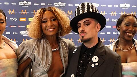 Die italienische S&auml;ngerin Senhit mit Boy George beim Eurovision Song Contest in Wien.