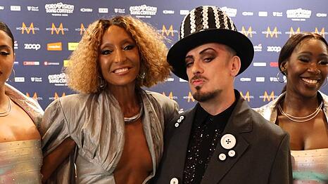 Die italienische S&auml;ngerin Senhit mit Boy George beim Eurovision Song Contest in Wien.