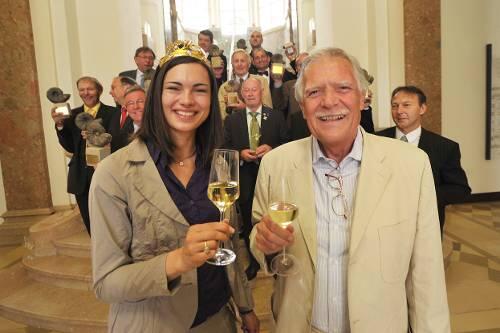 Ein Prosit auf die besten Winzer Frankens: Kameramann Michael Ballhaus stieß mit Weinkönigin Anna an.