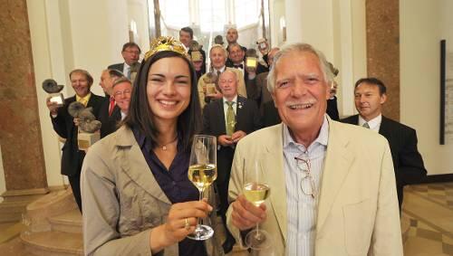 Ein Prosit auf die besten Winzer Frankens: Kameramann Michael Ballhaus stieß mit Weinkönigin Anna an. Ein Prosit auf die besten Winzer Frankens: Kameramann Michael Ballhaus stieß mit Weinkönigin Anna an.