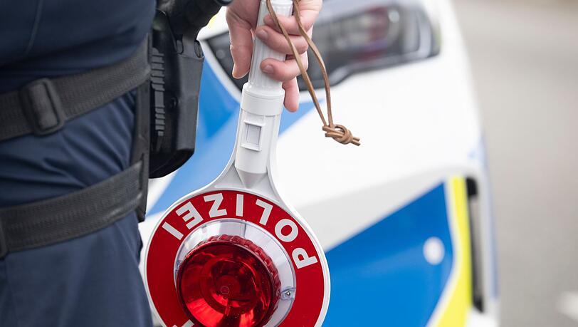Die Polizei stoppte den Kleintransporter auf der A3. (Symbolbild)