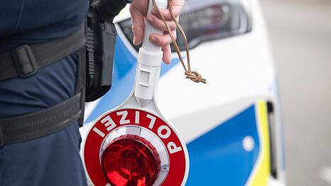 Die Polizei stoppte den Kleintransporter auf der A3. (Symbolbild)