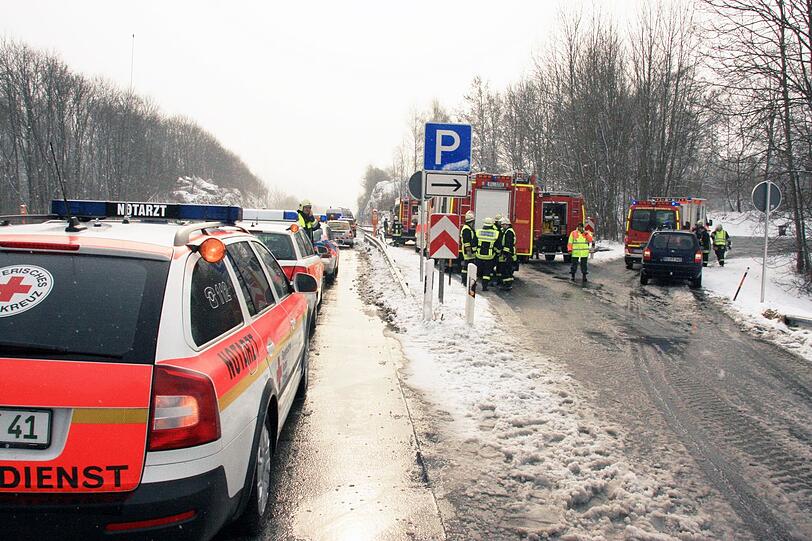 Das Auto der vier Rumänen war am Montag südlich von Rosenheim auf einem Parkplatz in den abgestellten Sattelzug gerast und wurde beimAufprall fast völlig unter das Heck des Lastwagens geschoben. Drei
junge Männer waren sofort tot. Die Polizei hatte das Auto vorher kontrolliert, hat jedoch keine Auffälligkeiten feststellen können wie es heißt.