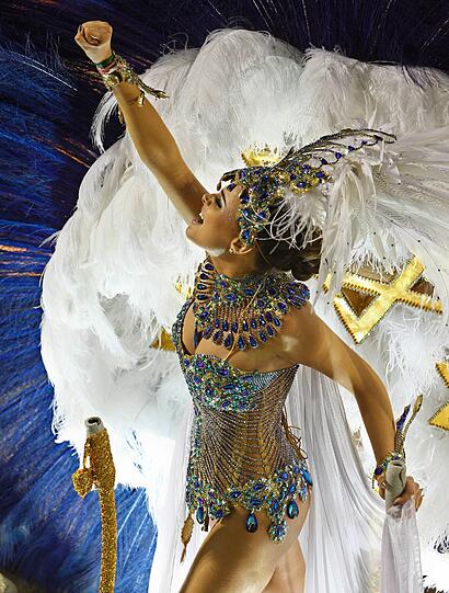 In der Stadt am Zuckerhut ist der "Carnaval 2012" auf seinem Höhepunkt: Zehntausende Tänzer, Tänzerinnen und Trommler zogen in der Nacht zum Dienstag erneut mit riesigen Motivwagen durch Rios Sambódromo an begeisterten Zuschauern vorbei - sehen Sie hier die Bilder...