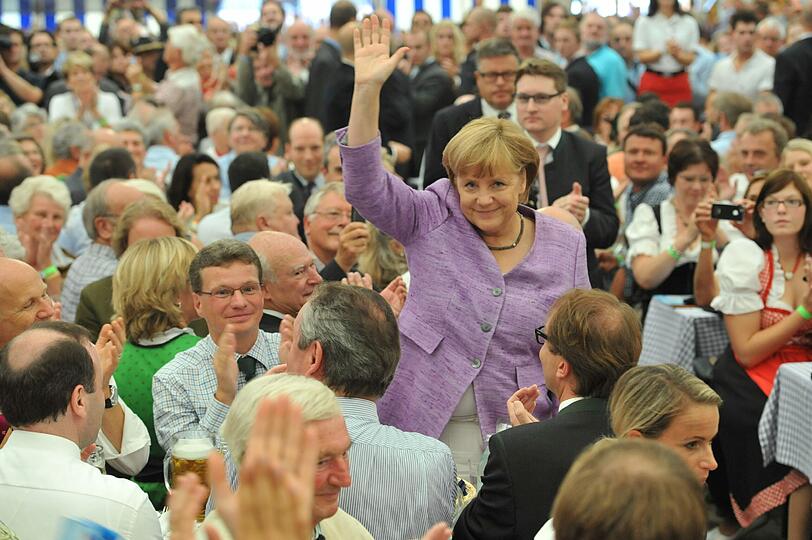Oans, zwoa, gsuffa. Auf dem Gillamooser Volksfest pflegt Angela Merkel bayerische Gewohnheiten.