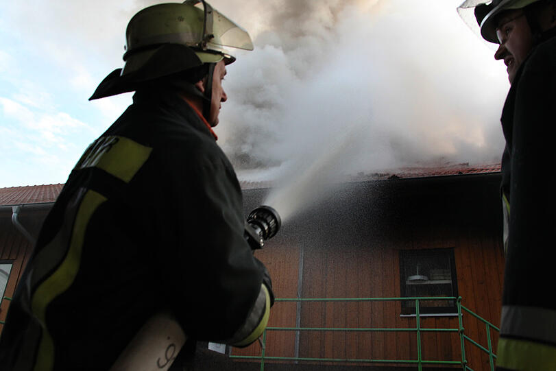 Brand in einer Lagerhalle in St. Wolfgang. Wir haben die Bilder...