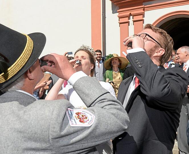 Das Brautpaar wird von der Schützenkompanie Graf zu Toerring-Jettenbach Kleeblatt-Neufahrn mit Schnaps begrüßt