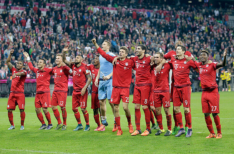 Sie feiern, die Bayern: Zwar noch nicht die Meisterschaft im Oktober, aber die unglaubliche Machtdemonstration beim 5:1 über Borussia Dortmund, den Tabellenzweiten.