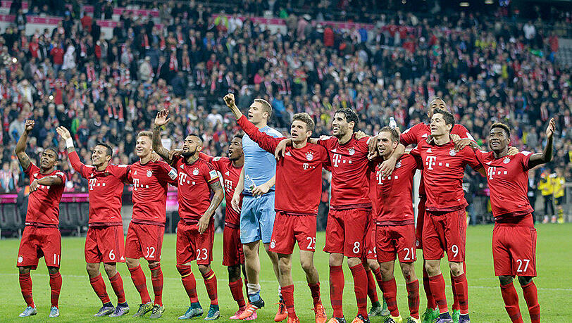 Sie feiern, die Bayern: Zwar noch nicht die Meisterschaft im Oktober, aber die unglaubliche Machtdemonstration beim 5:1 über Borussia Dortmund, den Tabellenzweiten. Sie feiern, die Bayern: Zwar noch nicht die Meisterschaft im Oktober, aber die unglaubliche Machtdemonstration beim 5:1 über Borussia Dortmund, den Tabellenzweiten.