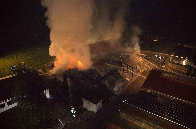 Die Bilder vom Feuerwehreinsatz beim Großbrand der Lagerhalle in Fridolfing.