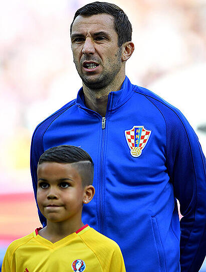 DARIJO SRNA WEINT Der Vater des kroatischen Kapitäns starb während der Vorrunde, Srna reiste in die Heimat, kam umgehend wieder und spielte weiter. Vor Millionen Zuschauern weinte er bei der Nationalhymne vor dem Gruppenspiel gegen Tschechien bitterlich.