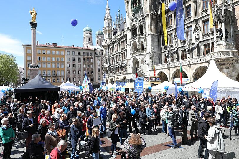 Die Münchnerinnen und Münchner verfolgten interessiert die Rede von OB Reiter und das Bühnenprogramm, das von Chören und Orchester bis zu Akrobaten reichte.