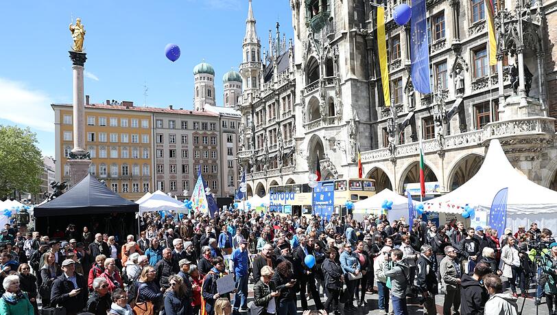 Die Münchnerinnen und Münchner verfolgten interessiert die Rede von OB Reiter und das Bühnenprogramm, das von Chören und Orchester bis zu Akrobaten reichte. Die Münchnerinnen und Münchner verfolgten interessiert die Rede von OB Reiter und das Bühnenprogramm, das von Chören und Orchester bis zu Akrobaten reichte.