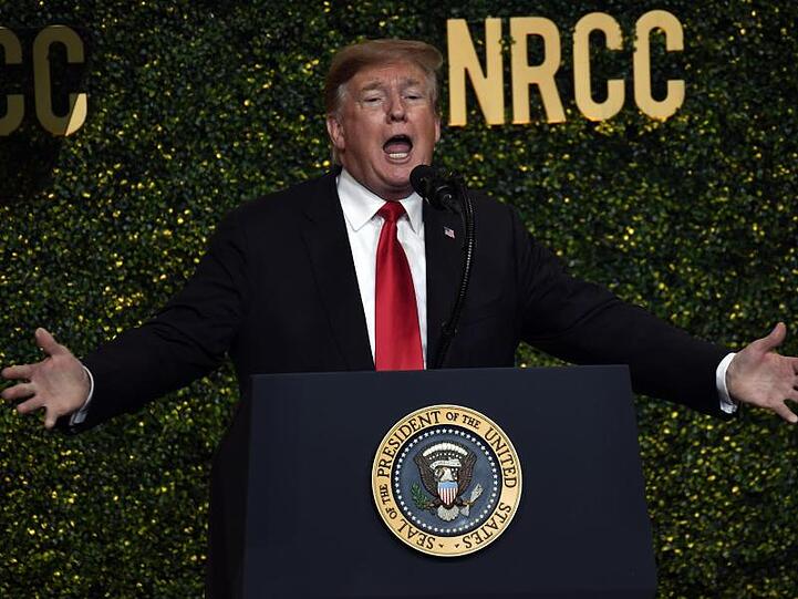 "Ich habe große Gefühle für Deutschland, aber sie zahlen nicht, was sie zahlen müssen", erneuerte Trump seine Kritik an Deutschland bezüglich der Verteidigungsausgaben.