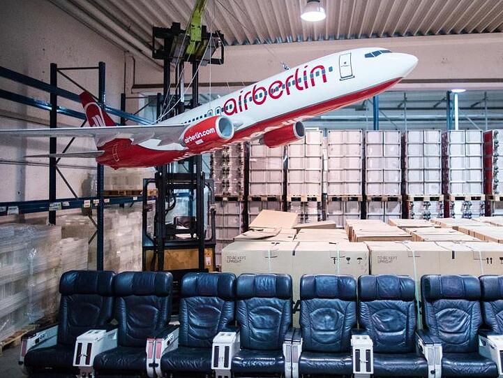 Eine Versteigerung von Air-Berlin-Erinnerungsstücken in Hamburg: Die insolvente Airline hat einen millionenschweren Kredit der Bundesregierung fast komplett zurückgezahlt.