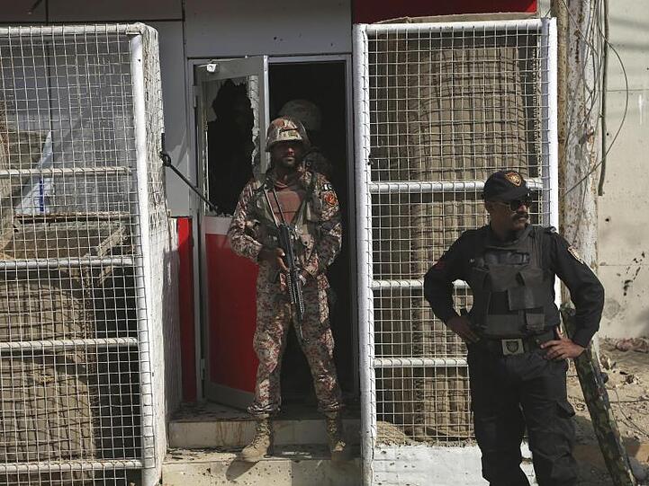 Pakistanisches Sicherheitspersonal am Eingang des chinesischen Konsulats in Karachi.