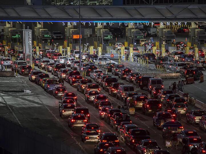 Lange Autoschlangen bilden sich am Grenzübergang San Ysidro in der Nähe von Tijuana. Die Stadt gilt als eine der gefährlichsten der Welt. hoto: Omar Martinez