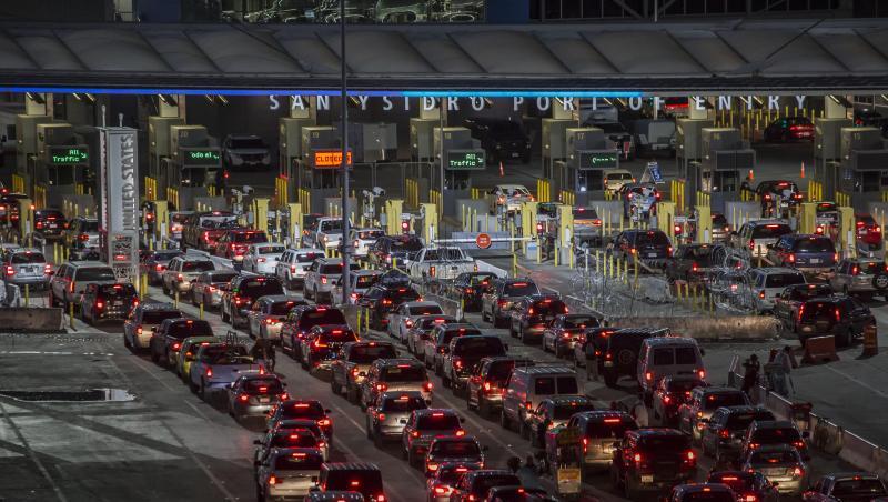 Lange Autoschlangen bilden sich am Grenzübergang San Ysidro in der Nähe von Tijuana. Die Stadt gilt als eine der gefährlichsten der Welt. hoto: Omar Martinez Lange Autoschlangen bilden sich am Grenzübergang San Ysidro in der Nähe von Tijuana. Die Stadt gilt als eine der gefährlichsten der Welt. hoto: Omar Martinez