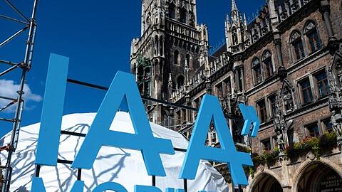Das Logo der Internationalen Automobil-Ausstellung (IAA Mobility) auf dem Münchner Marienplatz.