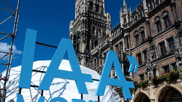 Das Logo der Internationalen Automobil-Ausstellung (IAA Mobility) auf dem Münchner Marienplatz.