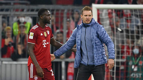 Julian Nagelsmann (re.) hält große Stücke auf Tanguy Nianzou und plant mit ihm in der kommenden Saision.