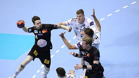Erzielte für den SC Magdeburg gegen HBC Nantes zwölf Tore: Michael Damgaard (l) wirft den Ball.
