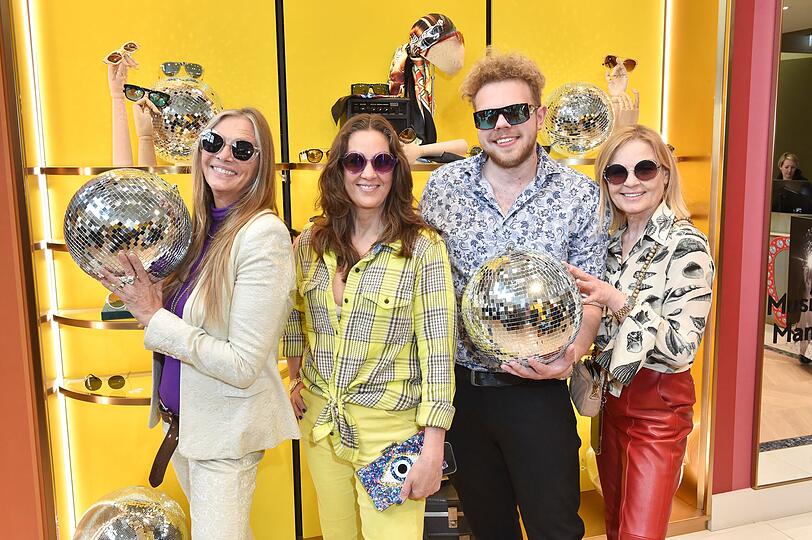 Verliebt in die brandneuen Sonnenbrillen aus Elton Johns Kollektion: Nicole Belstler-Boettcher, Dana Schweiger, Johannes Berzl, Gabi Strassburger (von links).