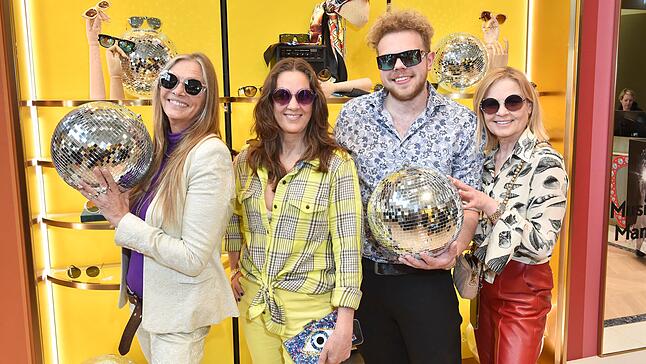 Verliebt in die brandneuen Sonnenbrillen aus Elton Johns Kollektion: Nicole Belstler-Boettcher, Dana Schweiger, Johannes Berzl, Gabi Strassburger (von links).