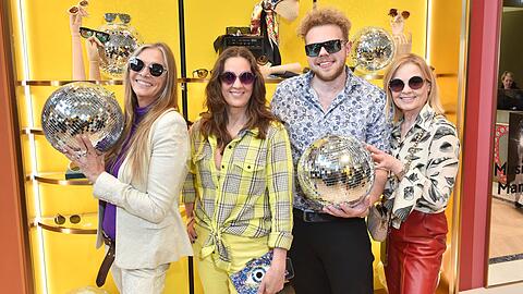 Verliebt in die brandneuen Sonnenbrillen aus Elton Johns Kollektion: Nicole Belstler-Boettcher, Dana Schweiger, Johannes Berzl, Gabi Strassburger (von links).