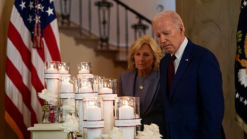 Joe Biden und die First Lady Jill Biden halten vor einer Gedenkanzeige zum einjährigen Jahrestag des Amoklaufs an einer Grundschule inne.