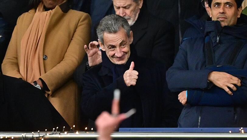 Daumen hoch: Zumindest beim Fußball ist für Nicolas Sarkozy die Welt noch in Ordnung.