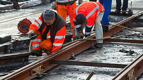 Über Ostern wird gewerkelt: In der Sonnenstraße sanieren Arbeiter die Trambahngleise.