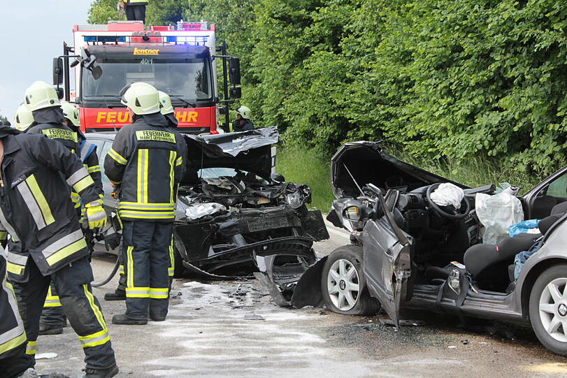 Frontalzusammenstoß: Ein VW und ein Seat krachen im Landkreis Landshut zusammen. Drei Menschen werden verletzt, zwei davon schwer.