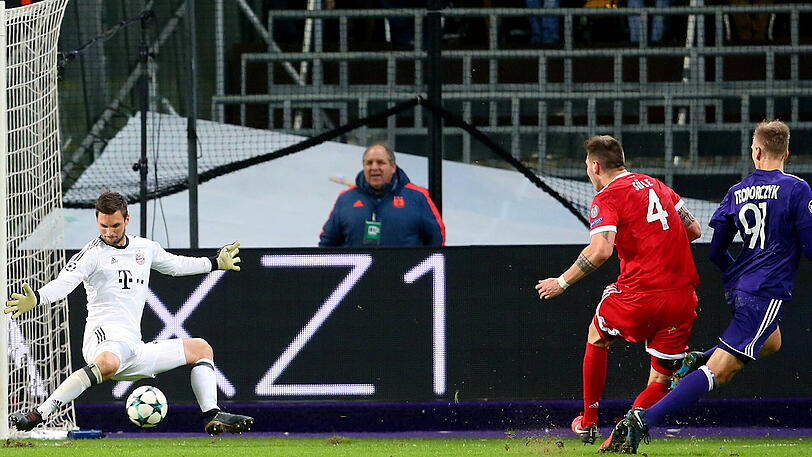 SVEN ULREICH - NOTE 1. Vollbeschäftigung für den Torhüter, der zwei Mal gläzend parierte (8./17./39.). Ganz in weiß hielt er prächtig im Jean-Marie-Pfaff-Land, dank dem Neuer-Ersatz ging Bayern nicht in Rückstand. Alleine gelassen beim 1:1.