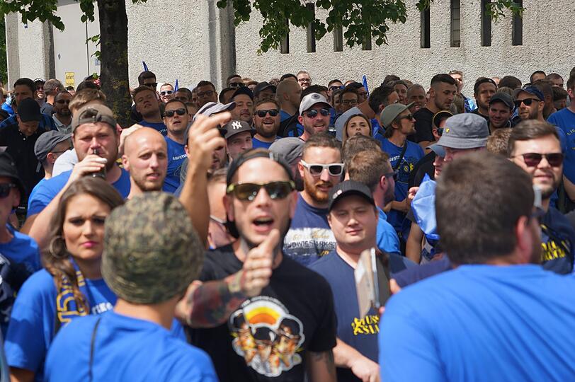 Giesing ist am Sonntag blau - die Fanbilder vor dem Spiel gegen Saarbrücken.