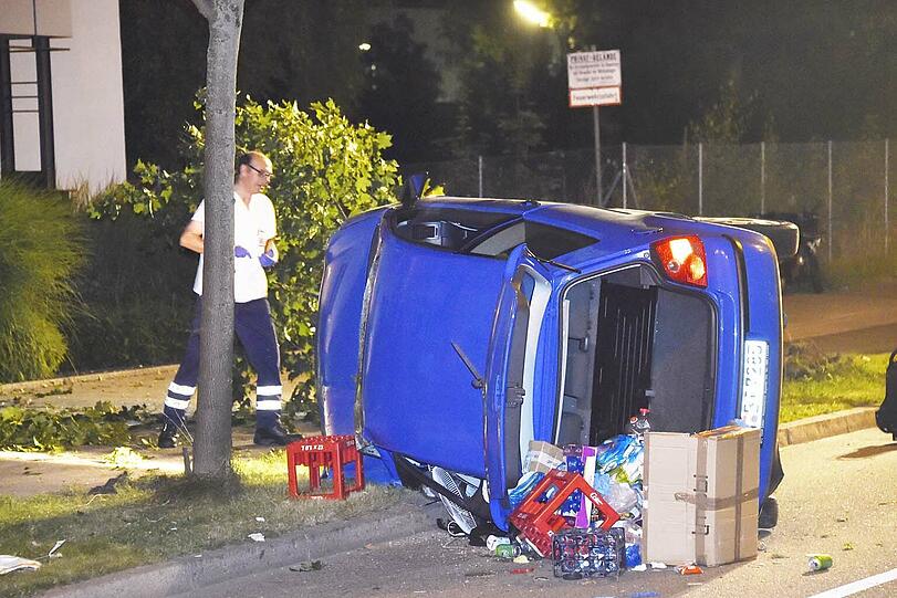 Ein Blechschaden und eine verletzte Person sind die Bilanz eines Unfalls auf der Lerchenauer Straße.
