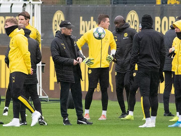 BVB-Coach Lucien Favre (M) leitet das Training seiner Mannschaft vor dem Spiel gegen Inter Mailand.